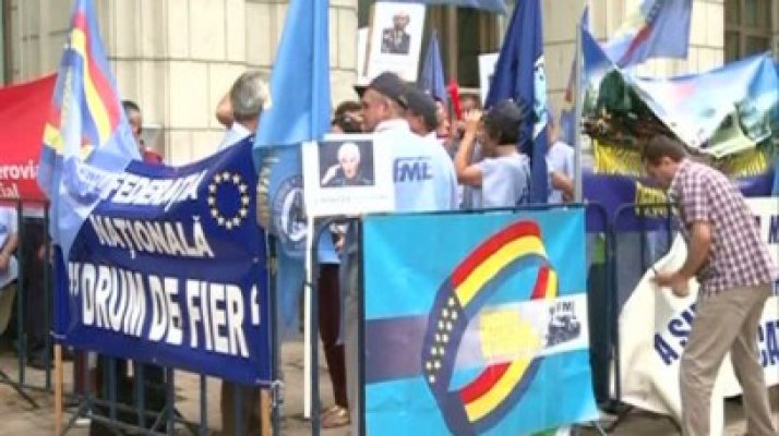 Sindicaliştii din CFR au pichetat, pentru a doua zi consecutiv, sediul Ministerului de Finanţe
